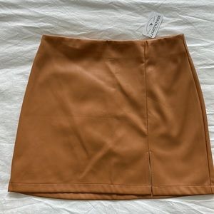 Camel Tan leather (pleather) mini skirt with slit - size L, with tags